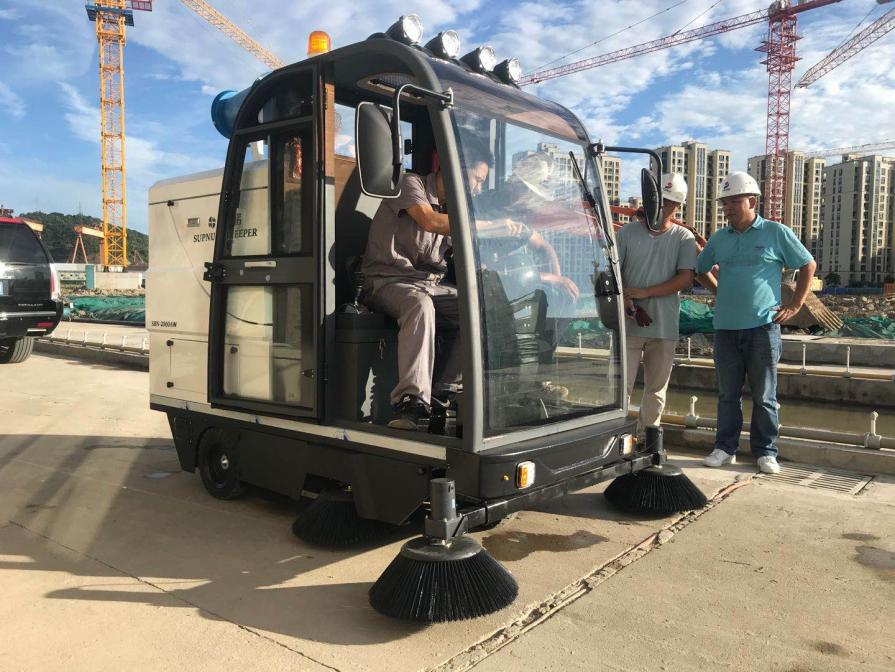 东阳龙海市电动清扫车：现代城市清洁的新解决方案